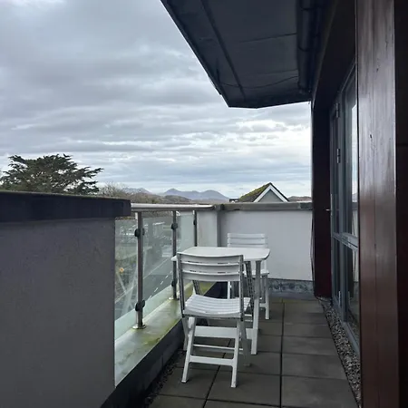 Courthouse View Penthouse 1 Apartment *